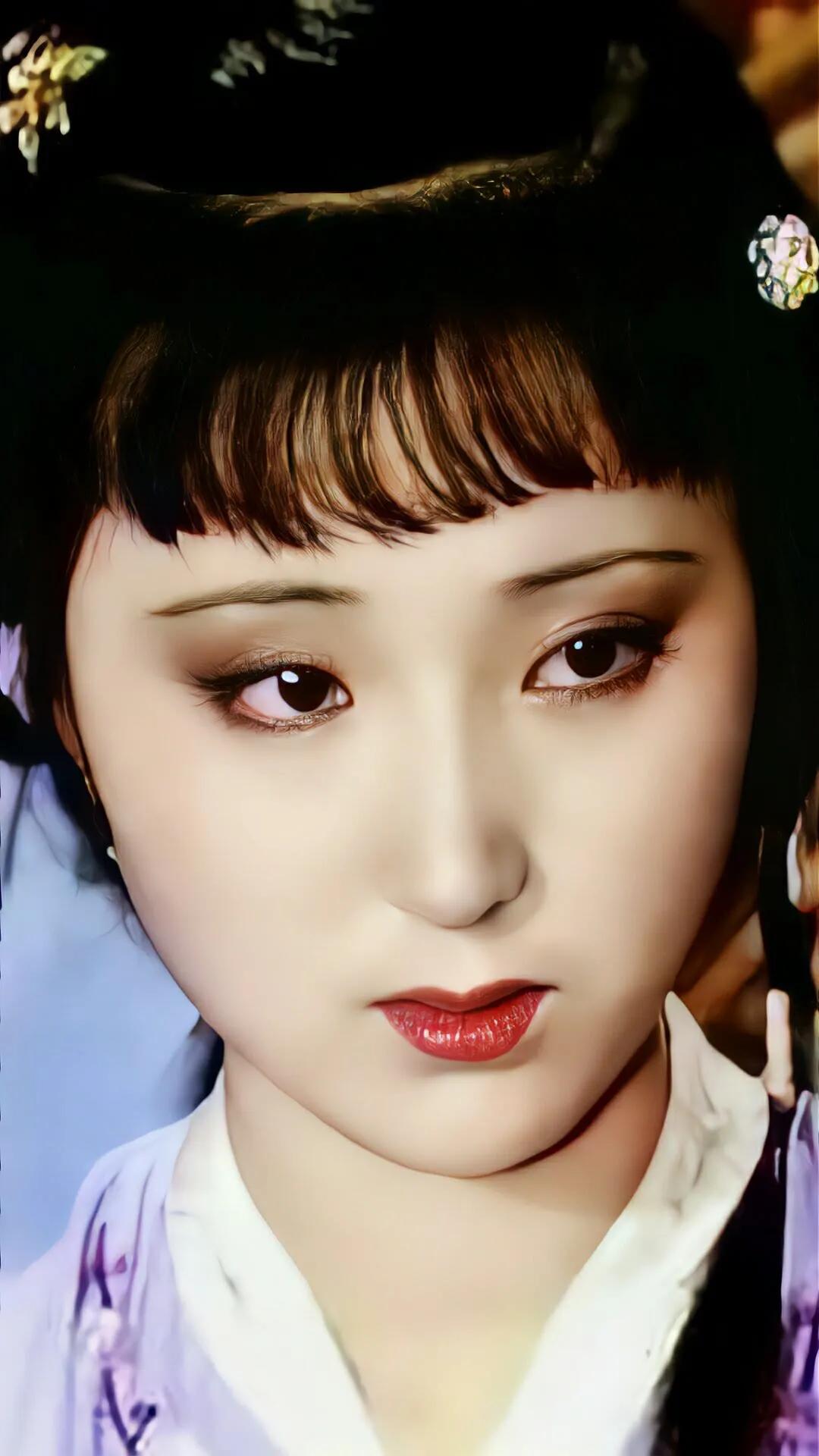 陈晓旭的林黛玉太美太经典了，她的一颦一笑，都已成为无法超越