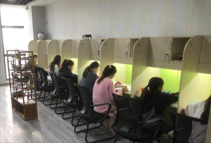 现实中的普信男？女大学生在自习室，收到对面男生的“小纸条”