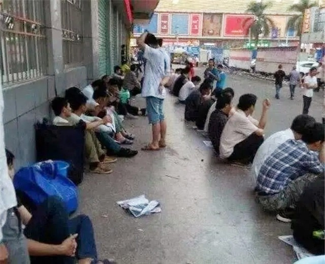 干1天歇3天的“三和大神”，每天混日结、抽散烟，他们为何如此？