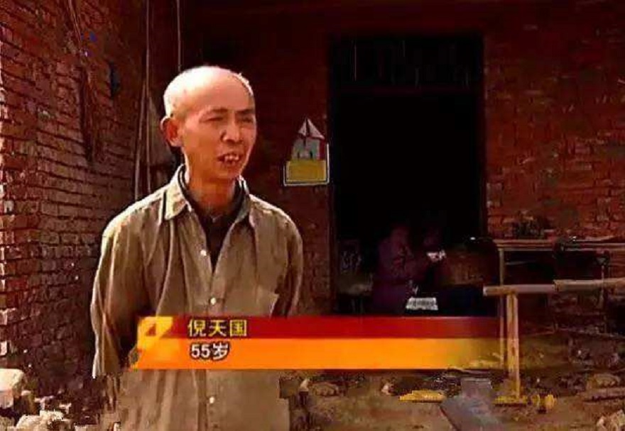 1995年，19岁女大学生被120元卖给55岁老汉，2人与牲口同住17年