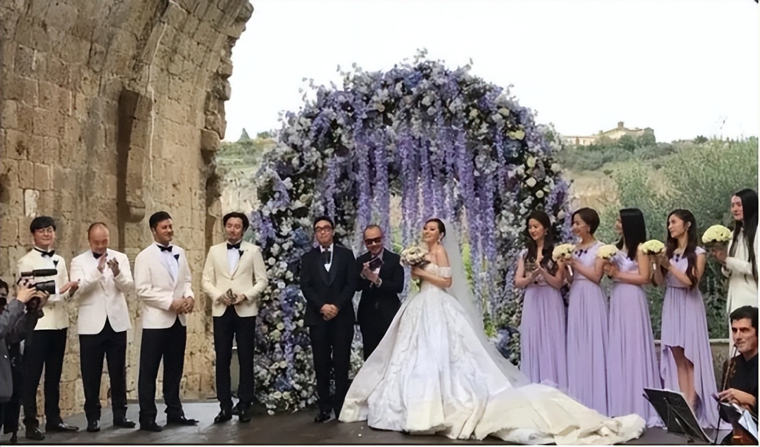 当了13年的赚钱工具，靠逼婚上位，张靓颖到底有多傻？