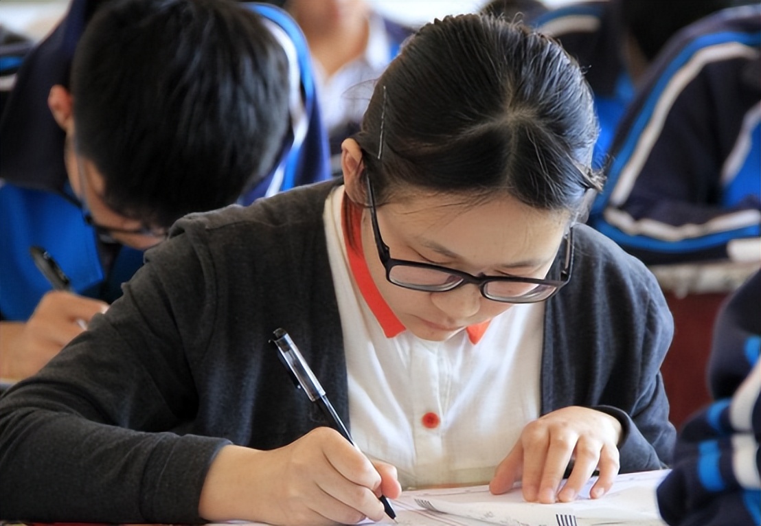 清华学生吐槽在清华垫底太难受，揭露名校生现状，他们未必靠勤奋