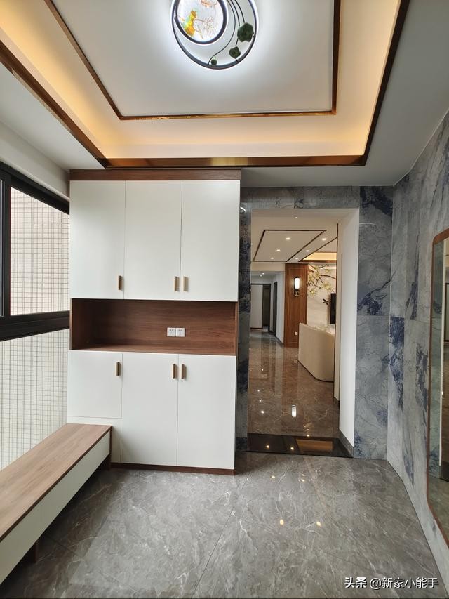 他家116平新中式风格，全屋文雅又大气，进屋就被入户玄关迷住