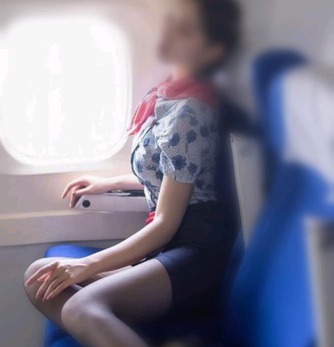 空姐值勤时发内衣不雅自拍照被开除，到底冤不冤？