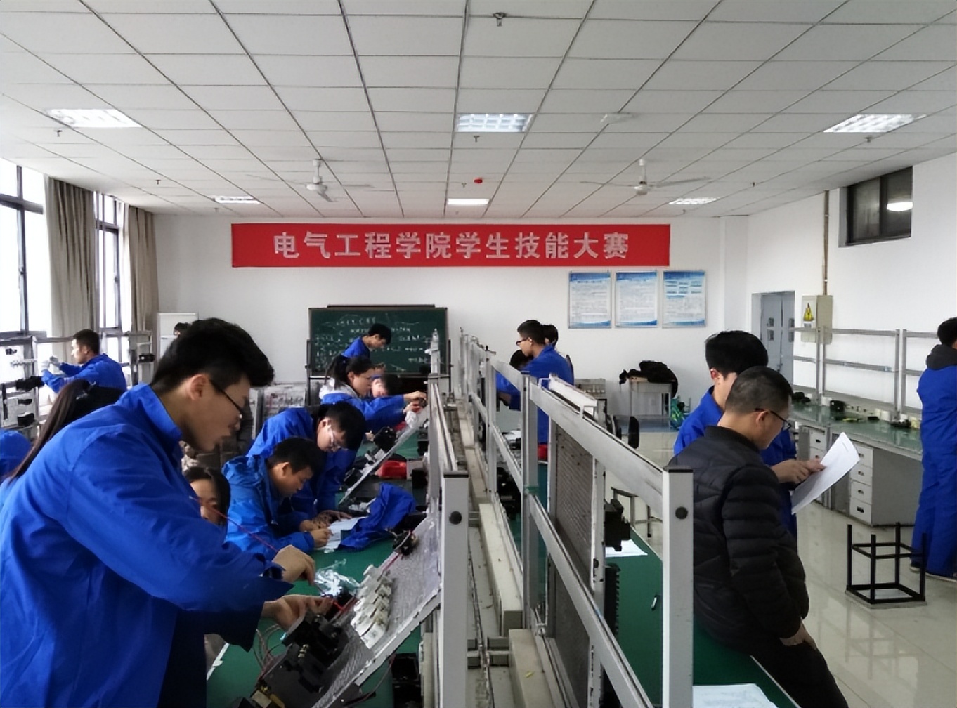 大学里很“烧钱”的4类专业，家里没矿最好别报，未来就业很困难