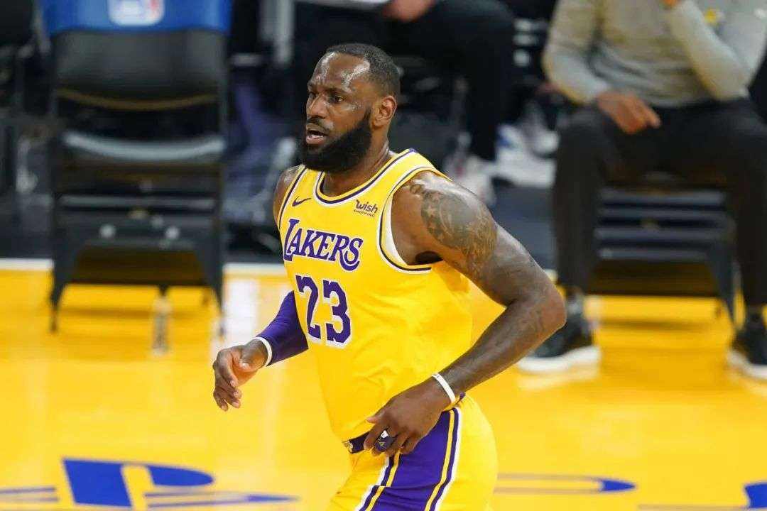 nba哪些控位启动慢(步态蹒跚！哈登领衔，詹姆斯上榜，本赛季速度最慢的5名NBA球员)