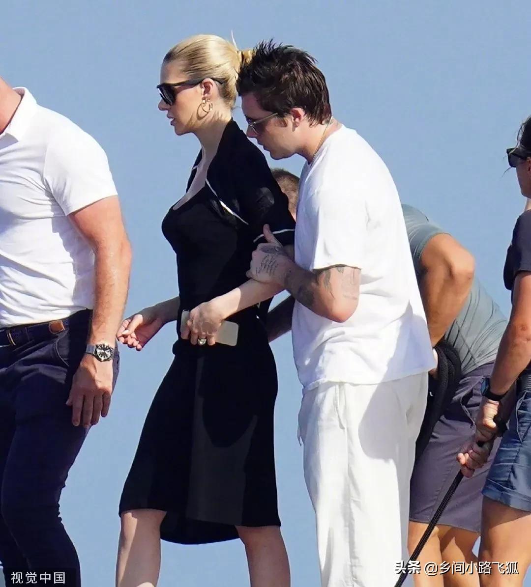 贝克汉姆大儿子婚后发福，和妻子妮可拉·佩尔茨在法国昂蒂布度假