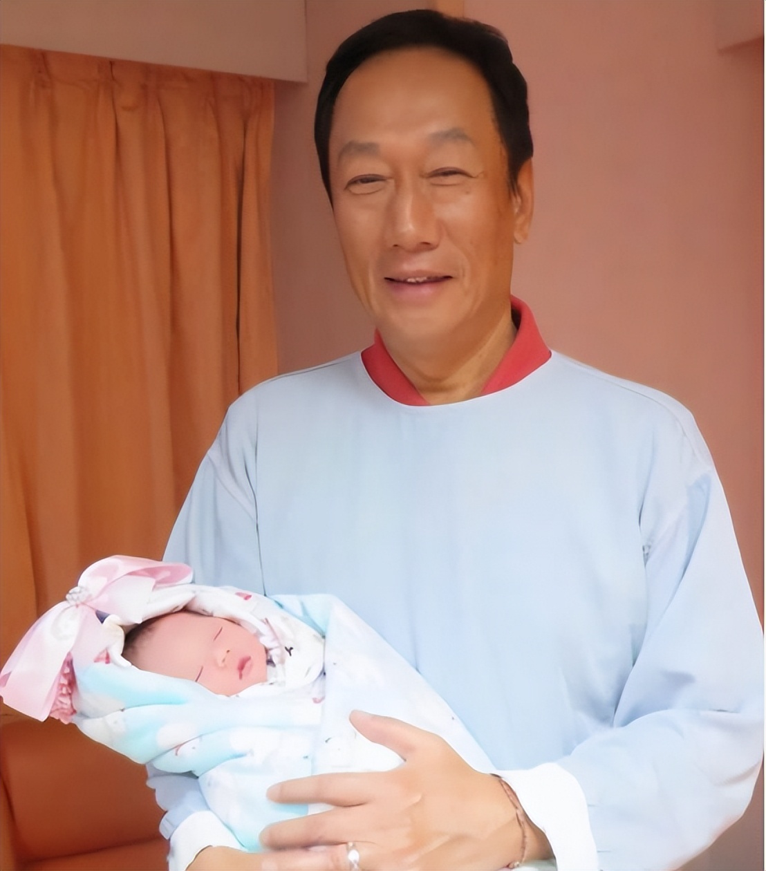 34岁当富士康老板娘，6年3胎稳当百亿豪门阔太，曾馨莹凭什么？