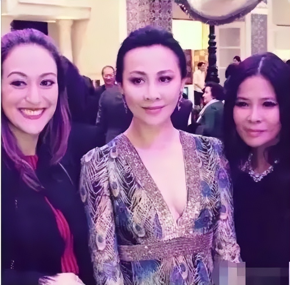 赌王嫡孙女罕见发动态，眉眼像极亡父何猷光，不争家产却身价不菲