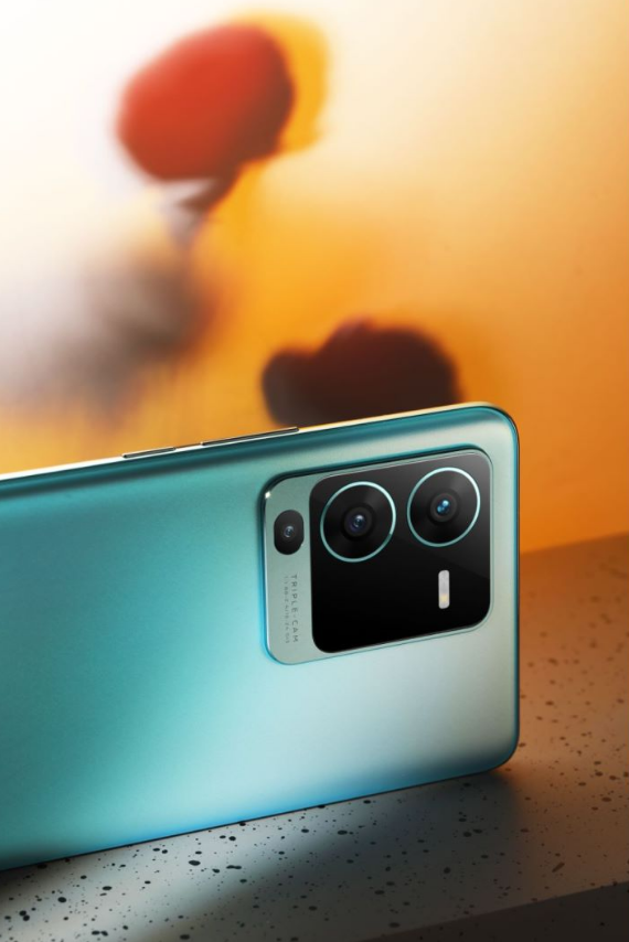 外观精致有亮点，实力不俗更耐打，vivo S15不火没道理