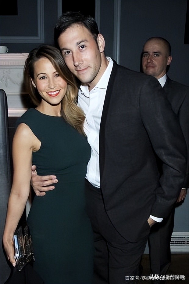 雷切尔史蒂文斯宣布：与45岁的青梅竹马亚历克斯伯恩分手