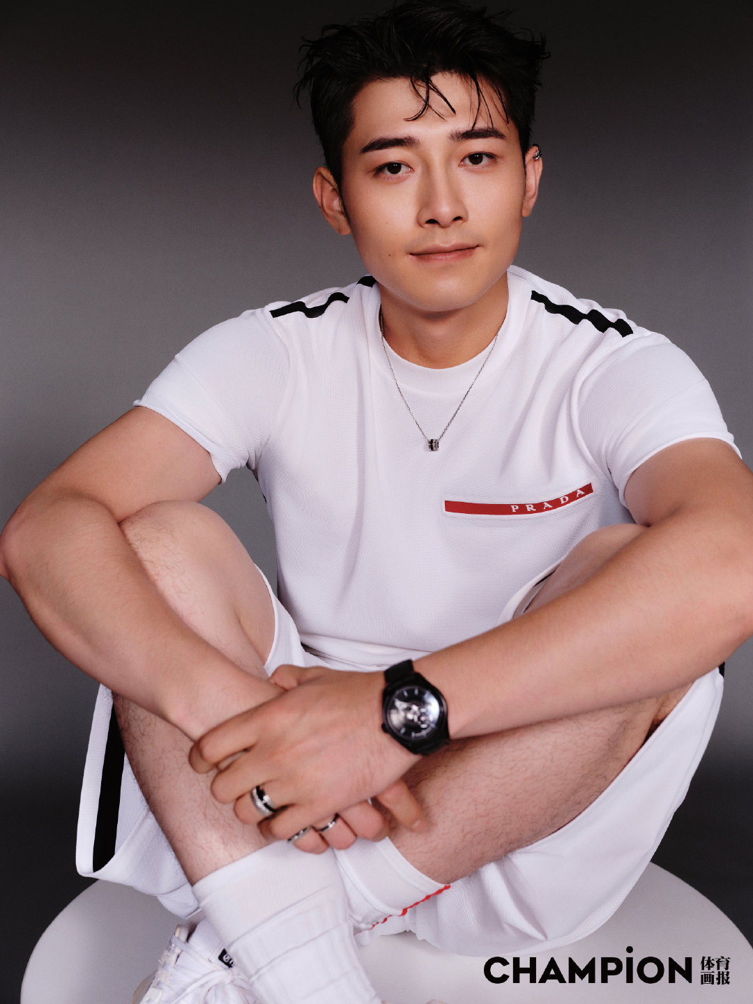 许静韬登《体育画报》，健硕肌肉配金丝眼镜，这才是斯文壮汉