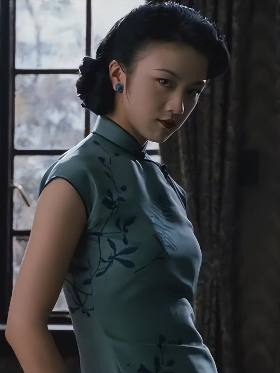 汤唯骨子里自带气质，侧脸风情万种，网友“绝对是个美人胚子”