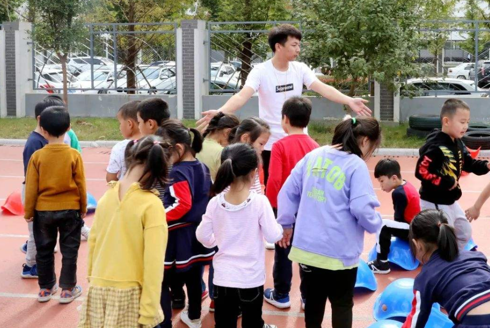 苏州一男幼师火了，“可盐”又“可甜”，笑起来还有两个小酒窝