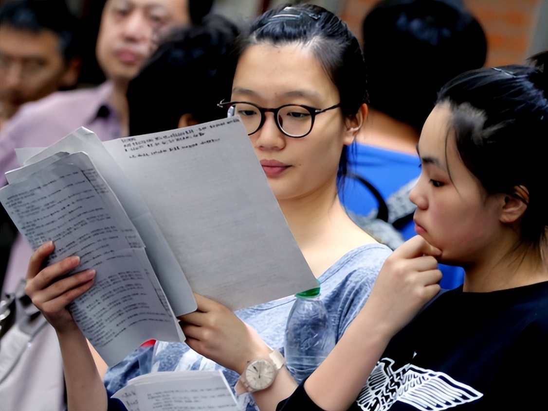 “考试蒙也别想蒙”，大学教授建议取消高考选择题，引发家长热议