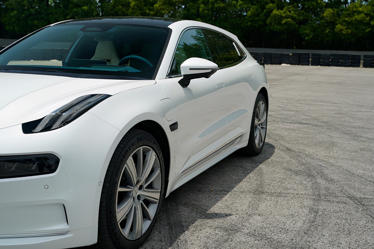 吉利又造了一台帕拉梅拉！2米宽5米长，3.8秒破百，悬架可调