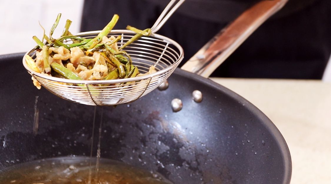 一道过年必备万能酱，一次做10斤，保存一个月不坏，拌饭拌面好吃