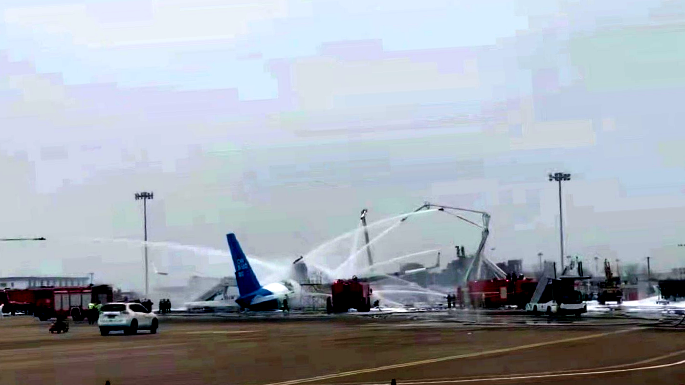 突发！杭州机场一架俄罗斯货机起火，飞机断裂2段，8名机组获救