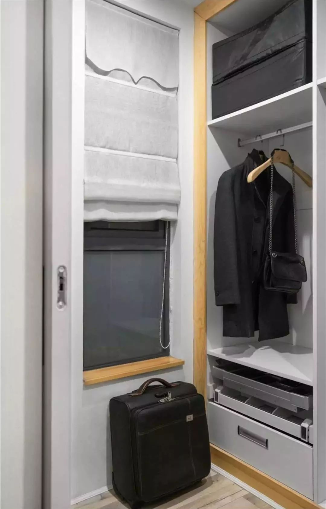 90平两室一厅，独立书房，还有特大阳台，怎么装修的？