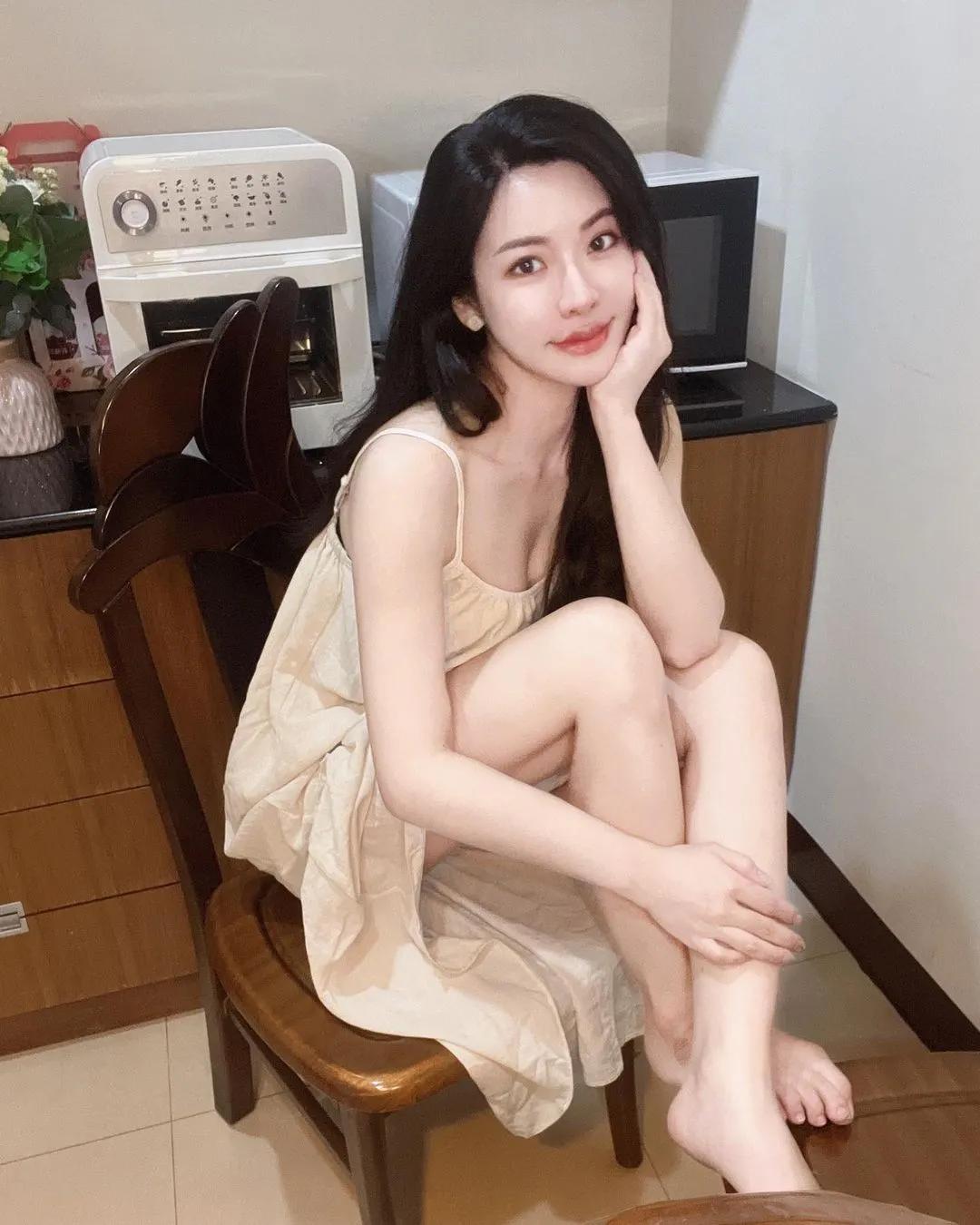 黑丝袜长腿美女「徐蕾蕾」干练气质太逼人！-哪边嗨