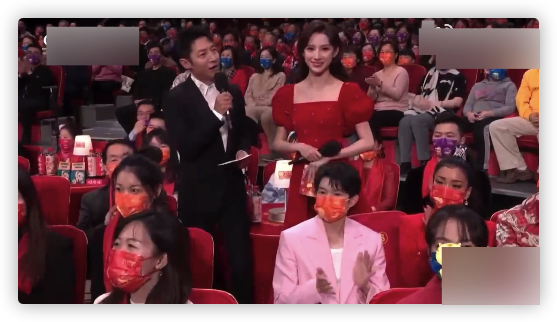 虎年春晚台下明星：王源吉克隽逸挤一把椅子，陈宝国隔口罩抠鼻子