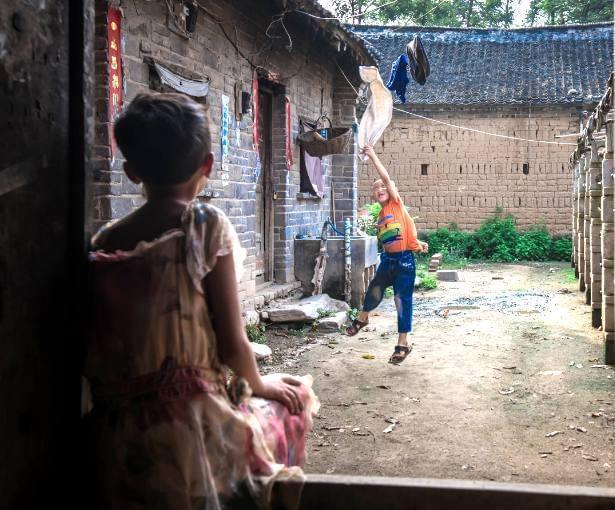 陕西农民捡到坑面女婴，哥哥做苦力为妹妹整容，变美后她嫁给哥哥