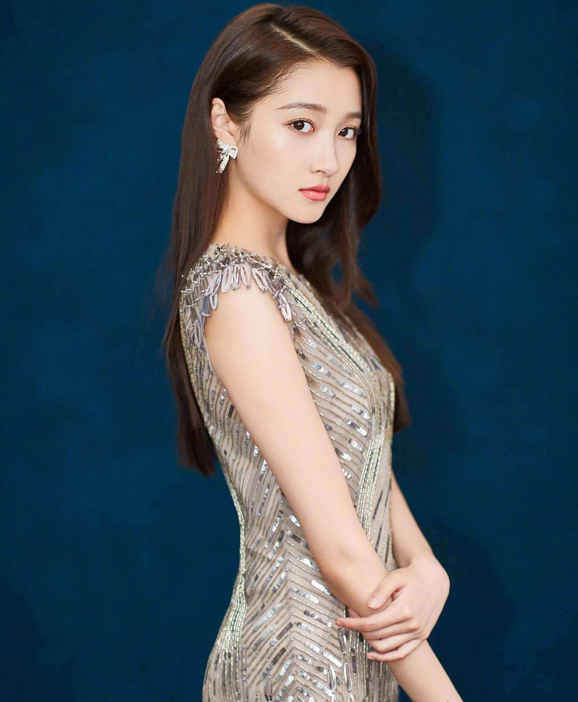 很奇怪晓彤不管什么类照片，看到她始终感觉还是“国民闺女”