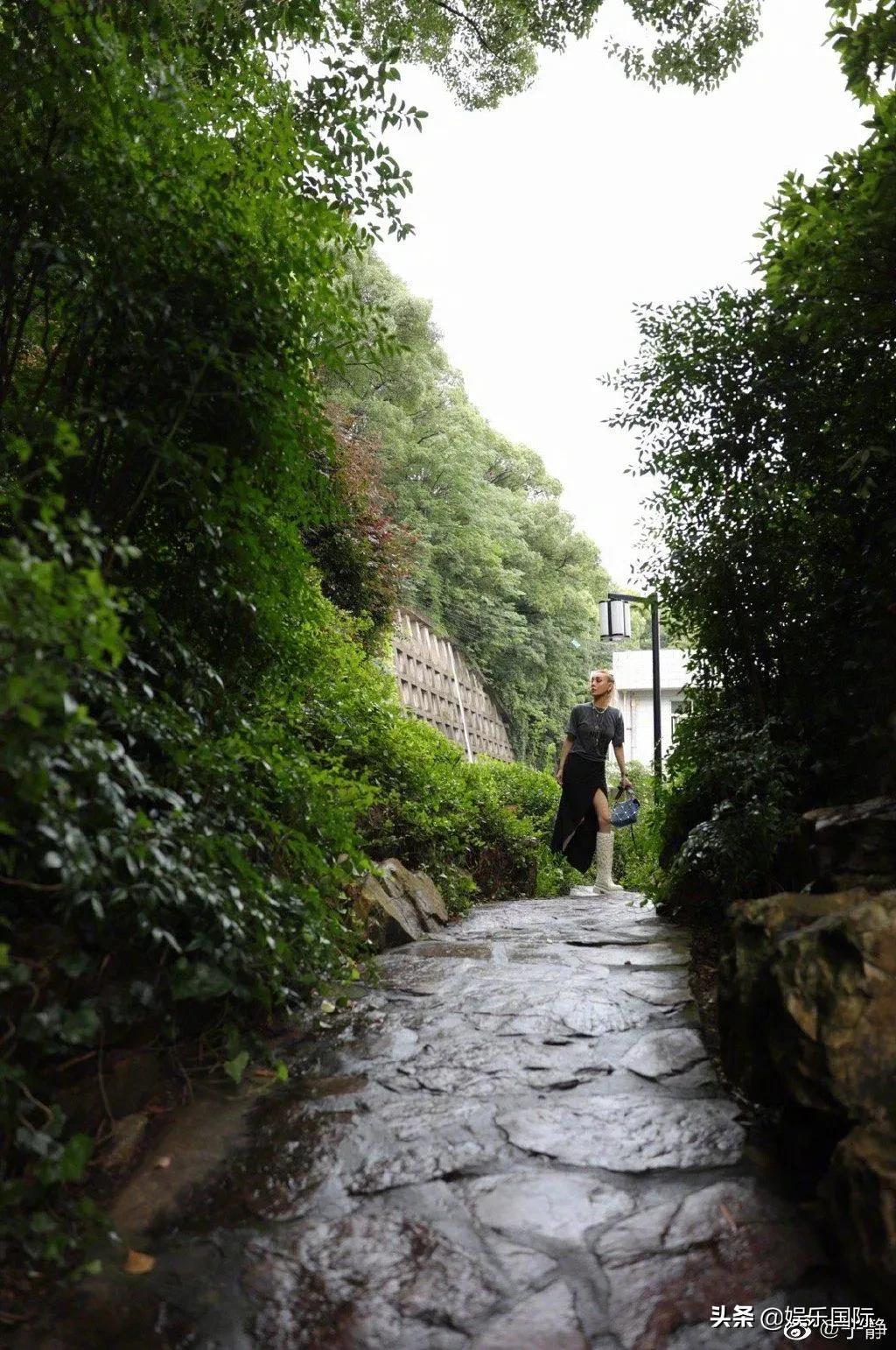 宁静晒山间漫步随拍 金发脏辫配长靴好酷飒