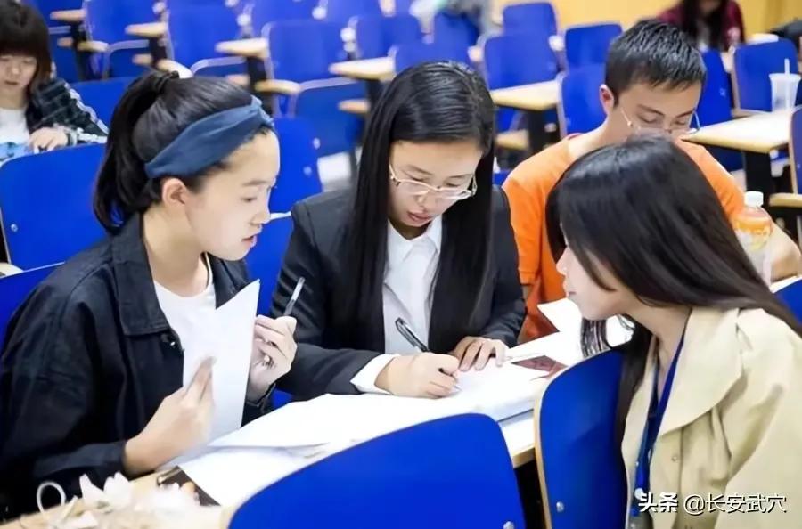 官方回应易烊千玺等人考编事件，招聘完全符合流程，为何引起众怒