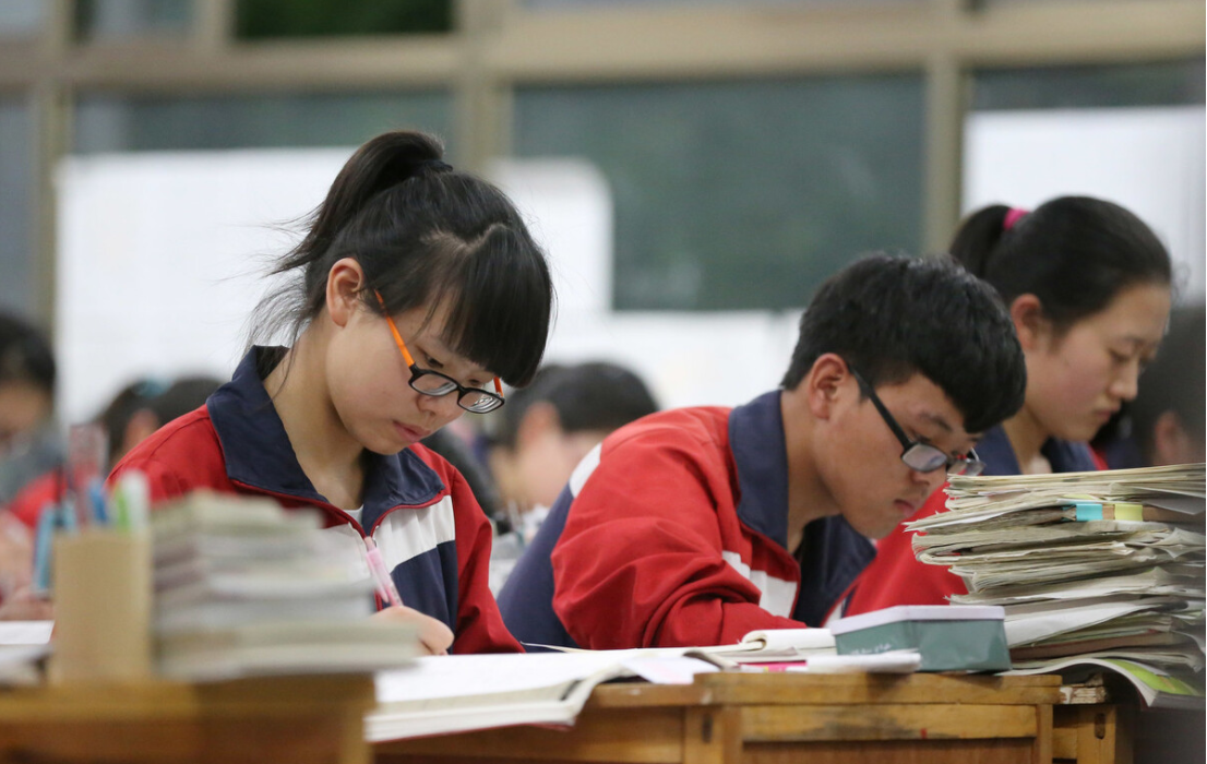 辽宁高考真题公布，新高考碰上旧教材，21级大一新生很“悲催”