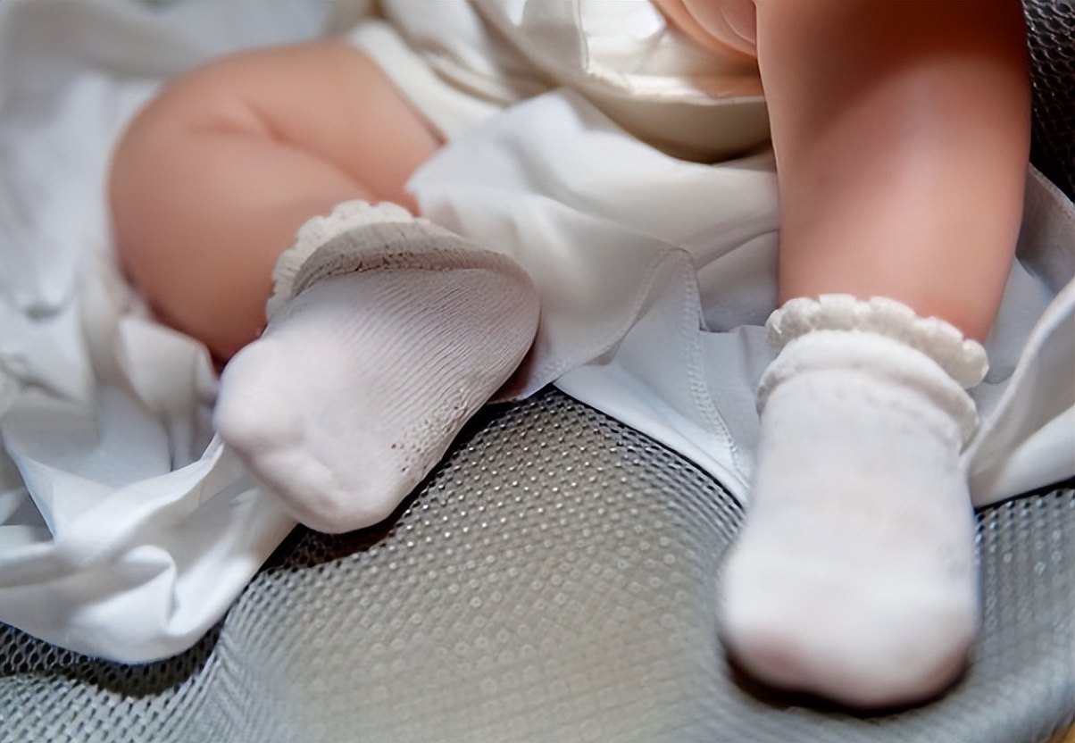 强行阻止宝宝吃脚丫,会让宝宝因为缺乏安全感,变得爱哭闹,从而更依赖"