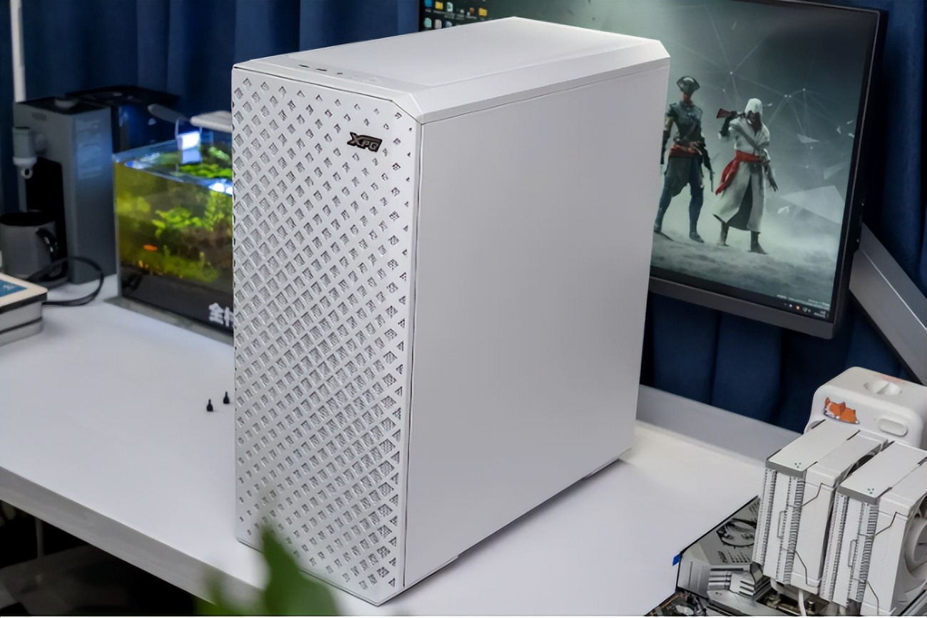 XPG白色主题装机，12代酷睿带来183万分性能，游戏帧率超140fps