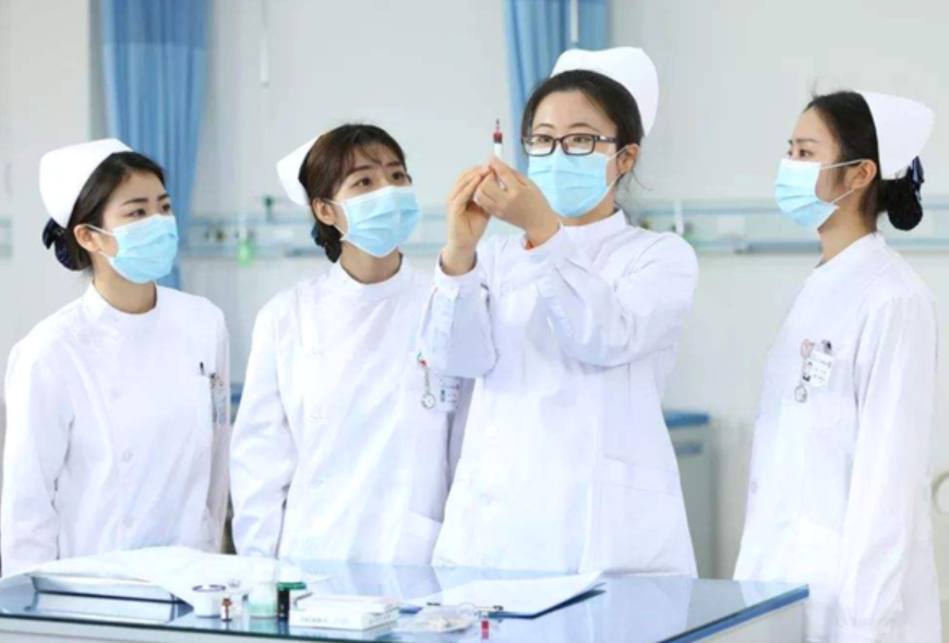 女生高考选专业，应该学师范还是学护理，两者差距不是一点半点