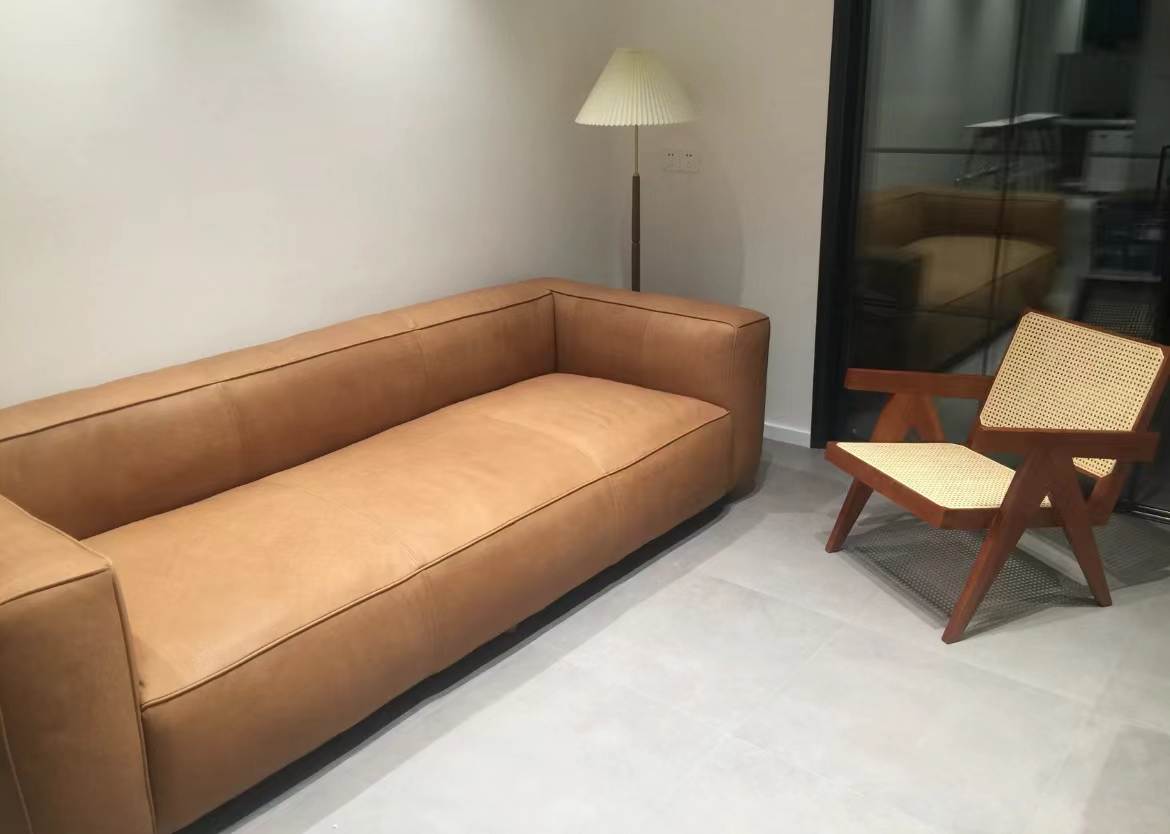 低靠背的沙发简约,摆出来也很出效果,但也因为靠背低,坐上去舒适度