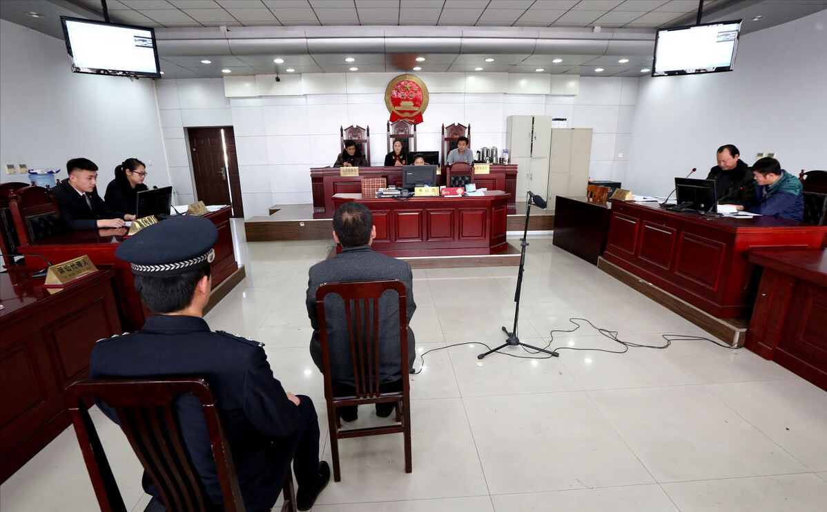 父母因24岁姐姐拒养4岁弟弟，将其告上法庭，女儿：你儿子自己养