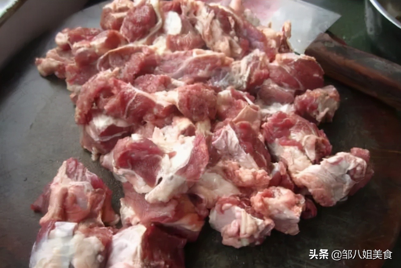 牛肉包子馅怎么做最好吃（教你牛肉包子的调馅技巧）