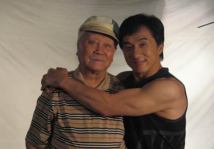 2007年成龙和亲哥安徽相认，对方一贫如洗，他有没有帮帮哥哥们