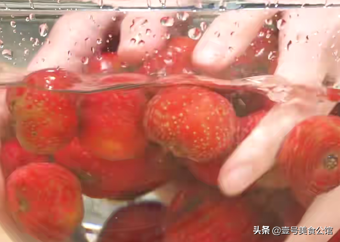 甜香味美的糖霜山楂球，简单3步就能吃，老少皆宜的甜品美食