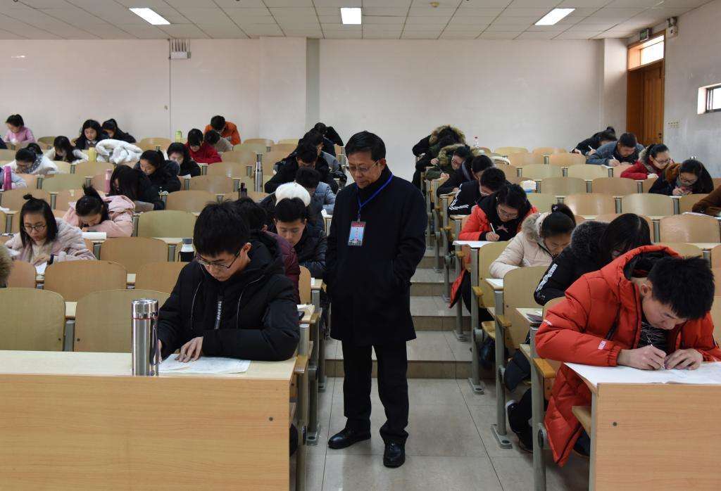 男大学生在宿舍学习，健壮的“上半身”却突然走红，你心动了吗