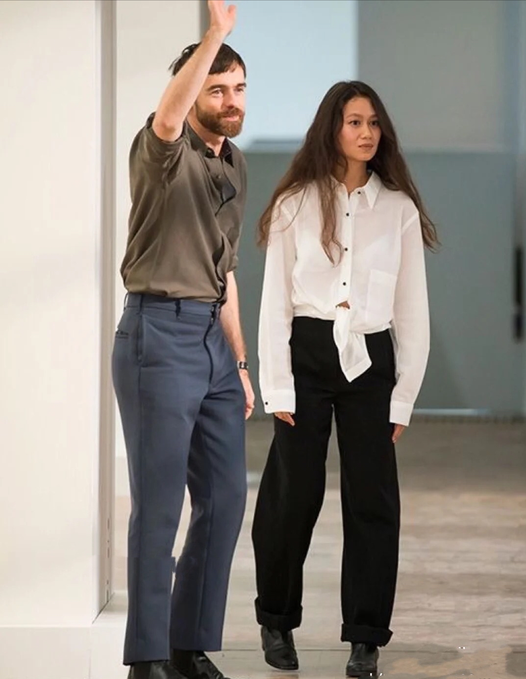 她被称为时尚界的三毛，长了一张普通脸，冷清的气质可太迷人了