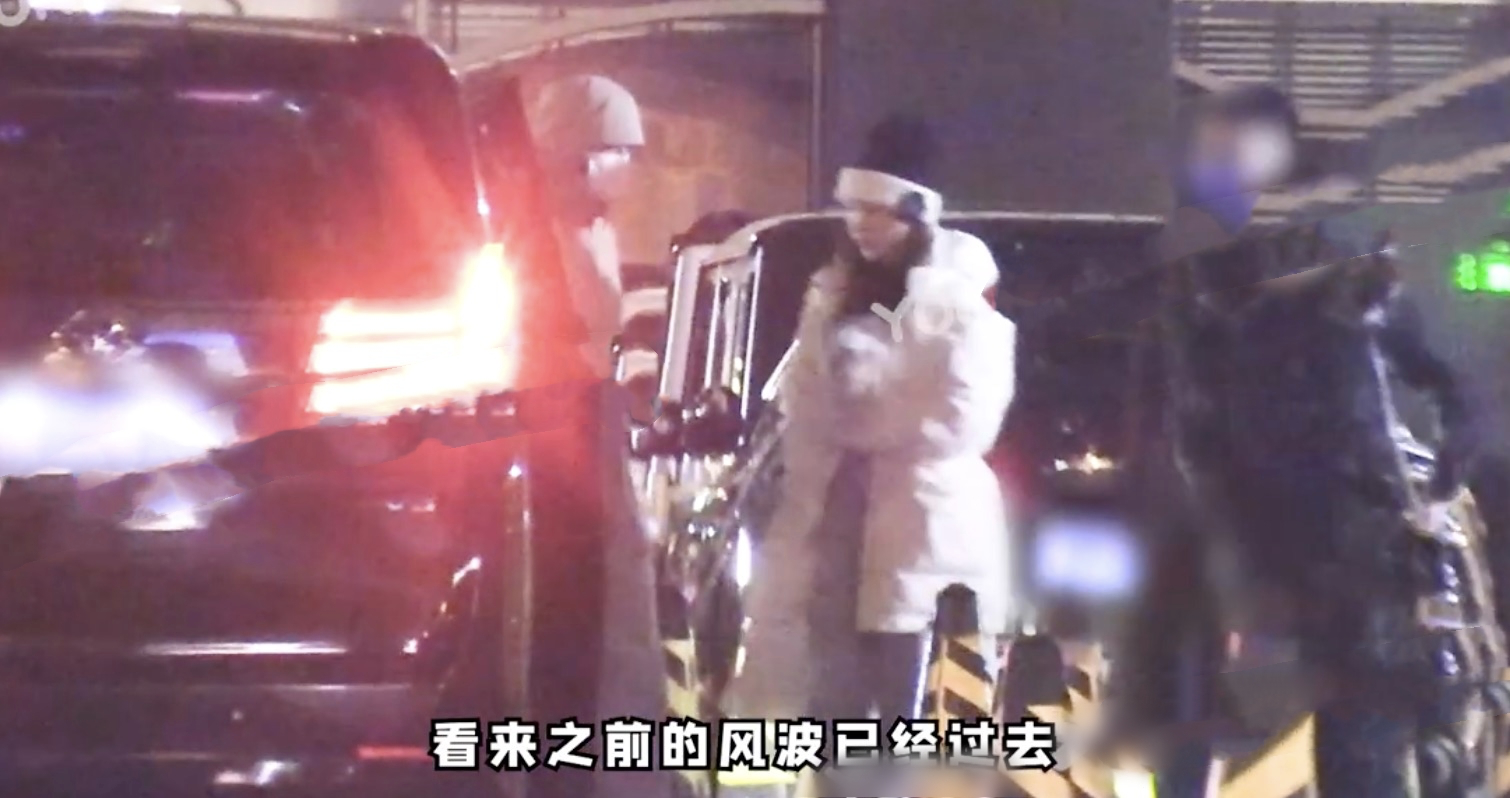 杜江携妻聚餐到凌晨，为霍思燕开车门像保镖，婚后9年依然绅士