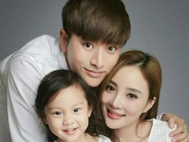 李小璐晒女儿假期生活，甜馨与宠物狗一起卖萌，上小学已经近视