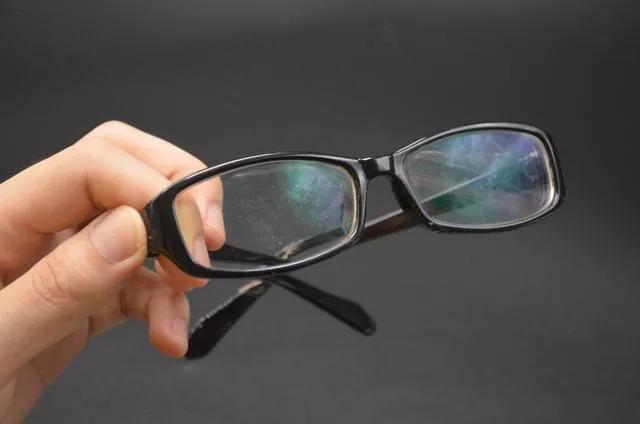 配眼镜一般需要多少钱（100元和800元的镜片有什么区别）