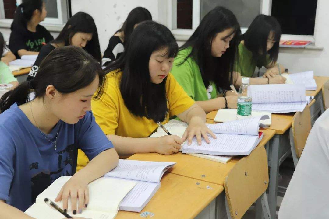 “00后”没有“穷大学生”？校园里这最会花钱的一届，赚钱也很猛