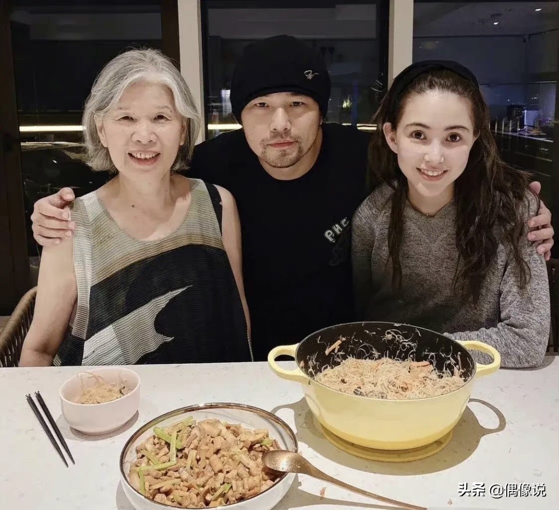 周杰伦庆祝与昆凌结婚七周年，晒妻子美照，凡尔赛式秀恩爱