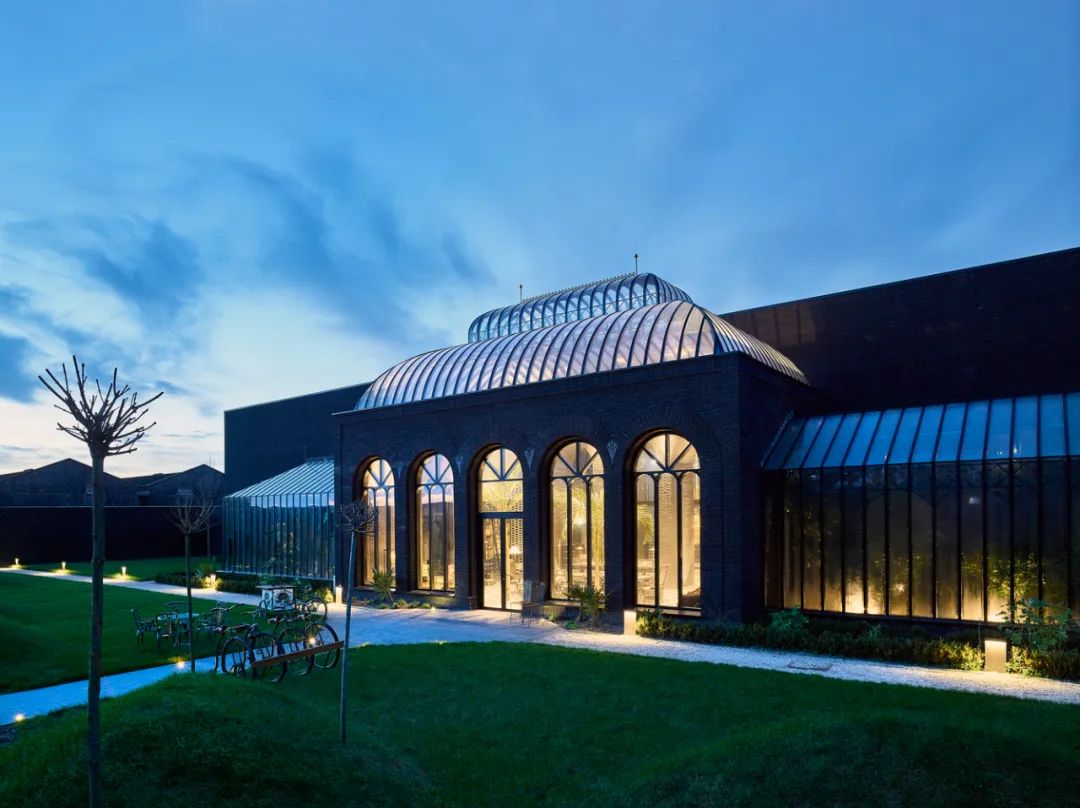 颇具特色的亨利爵士琴酒新酒厂