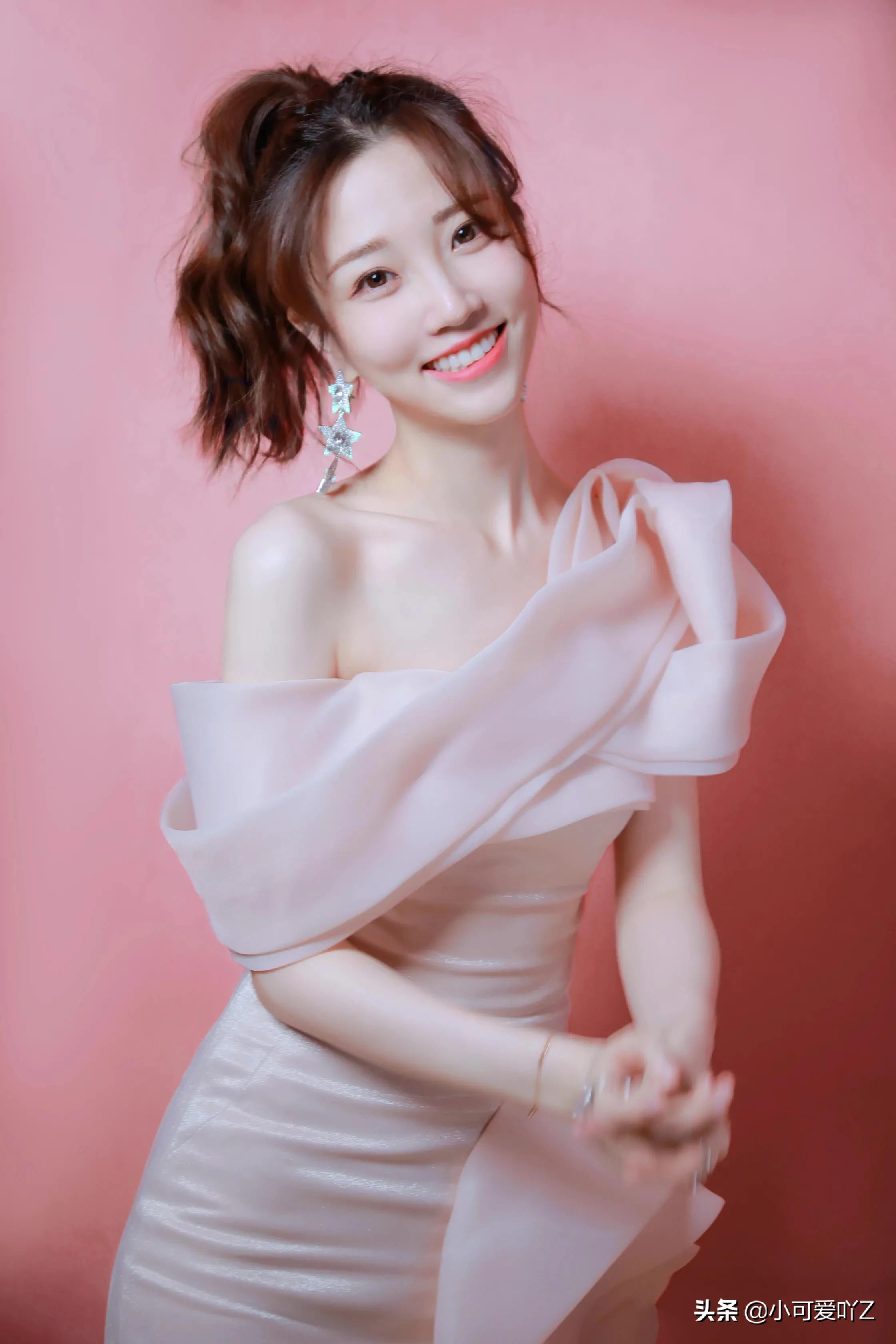 张纯烨，红粉蓝绿黑裙装，各有各的惊艳美丽