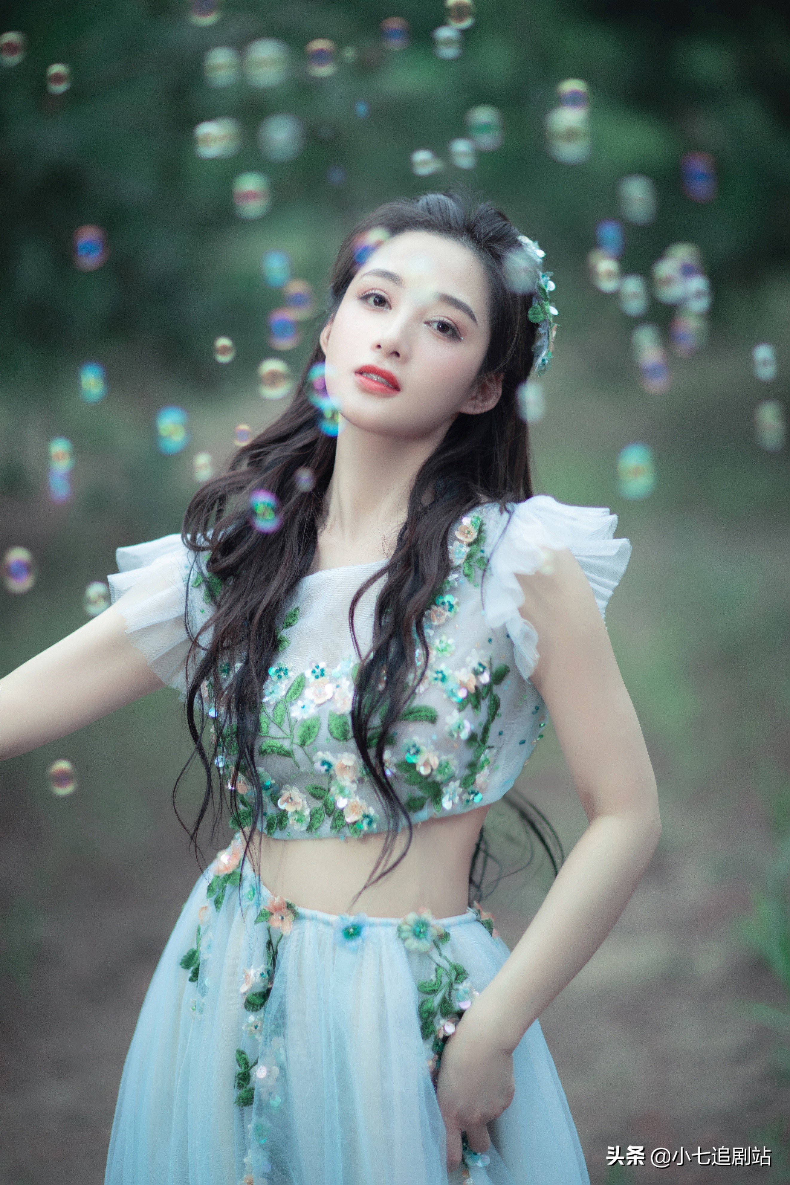 孙嘉璐玩泡泡机太萌啦，甜系少女发射梦幻“泡弹”