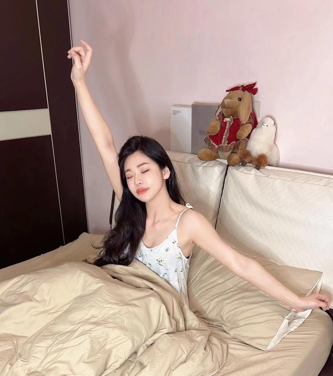 黑丝袜长腿美女「徐蕾蕾」干练气质太逼人！-哪边嗨