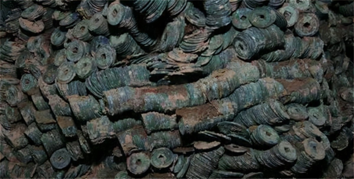 2010年，陕西华县一建筑工地，挖到“地下银行”